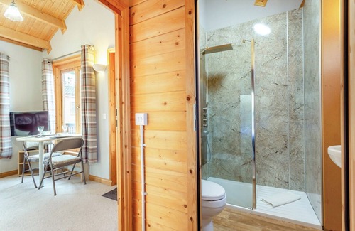 Banchory Ski Chalet | Modern and cosy lodge with one double and en suite walk in shower.