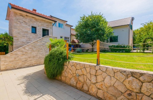 Donji Prolozac House | Modern and family-friendly holiday home with very well-kept garden and swimming pool.