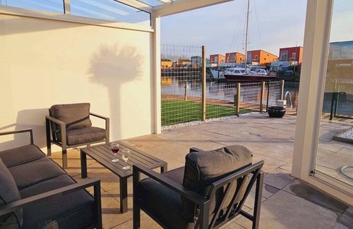 Oude-Tonge House | Modern and fully furnished detached dike house. This dike house is suitable for 6 people and has a c