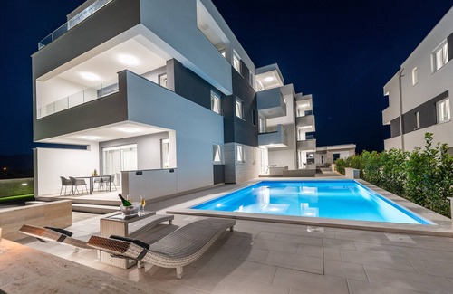 Zrce Apartment | Modern and Luxury Apartments for 12 with Pool