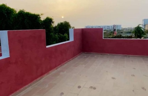 La Corniche House | Modern and quiet comfort a short walk to the beach.