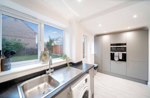 Thetford House | Modern and Spacious 4 Bedroom House with WiFi,Garden, Parking and Smart TV