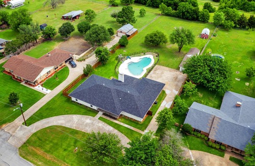 Mesquite House | Modern and Spacious Farmhouse with TONS of room and POOL!