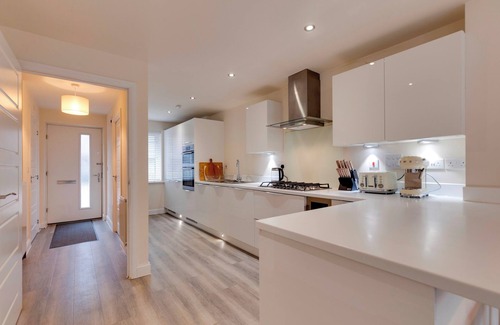 Trumpington House | Modern and Spacious Townhouse with Own Carpark | Pass the Keys