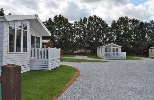 Arnold House | Modern and spacious holiday home with double and twin room.