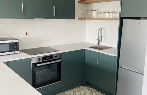 Roscoe Apartment | Modern and Spacious No. 5 - sleeps 6 - free parking