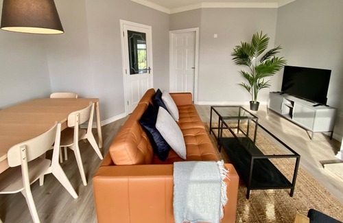 Roscoe Apartment | Modern and Spacious No. 6 - sleeps 6 - free parking
