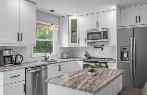 Cranberry Township House | Modern and Stylish 5 Bedroom Home in Cranberry/Pittsburg