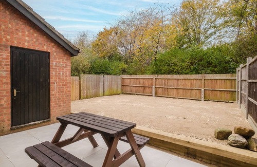 Bletchley House | Modern and Stylish Home away from Home