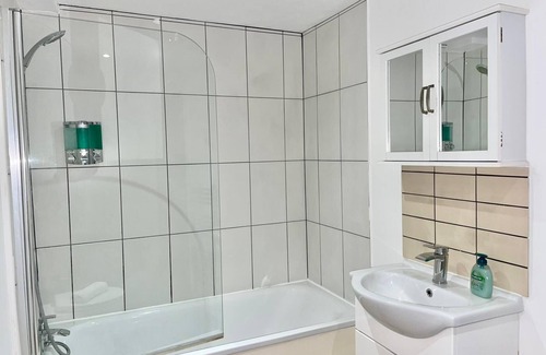 Warmley Apartment | Modern and Stylish 2 Bedroom Apartment FREE PARKING