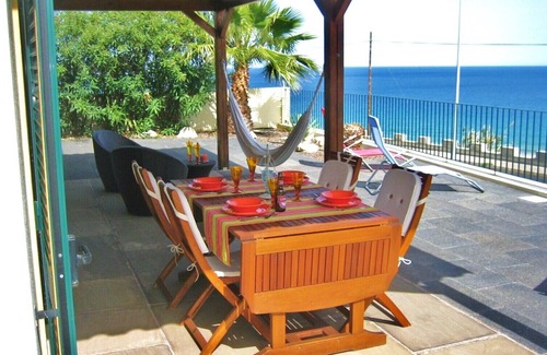 Campo de Baixo House | Modern and sunny beach house with porch, barbecue and panoramic sea views