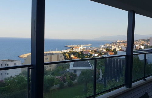 Ville-di-Pietrabugno House | Modern apartment with 180 degree sea view