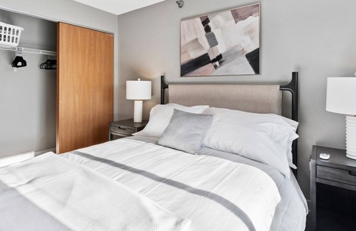 North Oaks Apartment | Modern Apartment in Prime Location (ID8291X37)
