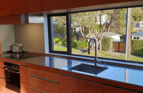 Wellington Apartment | Modern apartment, 5 mins Eastbourne & 2 to beach, views of Wellington Harbour!