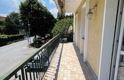 Roe Apartment | Modern Apartment 7 Minutes from Salò - Comfort and Style for Your Holiday!
