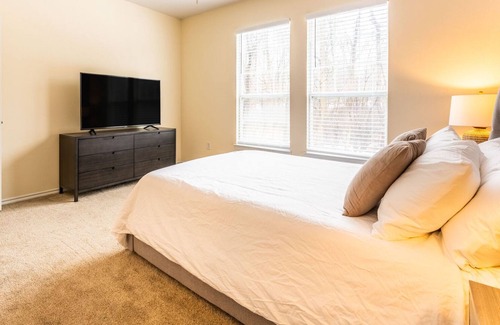 West Chester Apartment | Modern Apartment in Prime Location (ID6811X69)