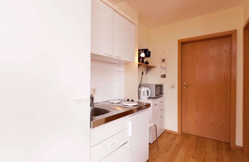 Bolsdorf Apartment | Modern Apartment in Bolsdorf with Sauna