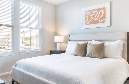 Bowling Green Apartment | Modern Apartment in Prime Location (ID9111X51)