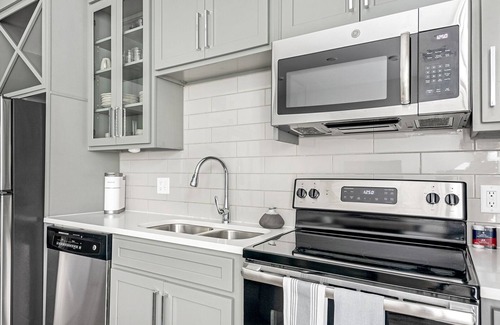 Second Ward Apartment | Modern Apartment in Prime Location (ID5335X22)