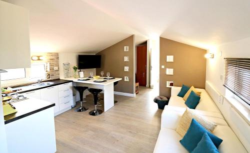 Peracko Blato Apartment | Modern apartment in Peračko Blato with sea view and pool