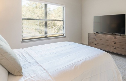 Sand Ridge Apartment | Modern Apartment in Prime Location (ID8017X96)
