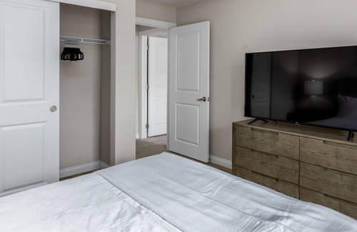 Lewis Center Apartment | Modern Apartment in Prime Location (ID4409X99)