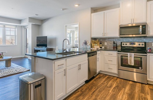 Woodbury Apartment | Modern Apartment in Prime Location (ID7378X68)