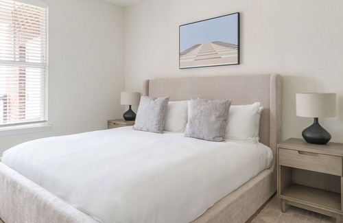 Crabtree Apartment | Modern Apartment in Prime Location (ID1267X878)