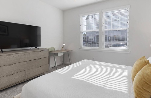 Norfolk - Virginia Beach Apartment | Modern Apartment in Prime Location (ID4693X56)
