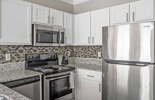 McNeil Apartment | Modern Apartment in Prime Location (ID8629X70)
