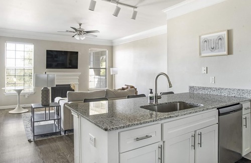 McNeil Apartment | Modern Apartment in Prime Location (ID2860X1)