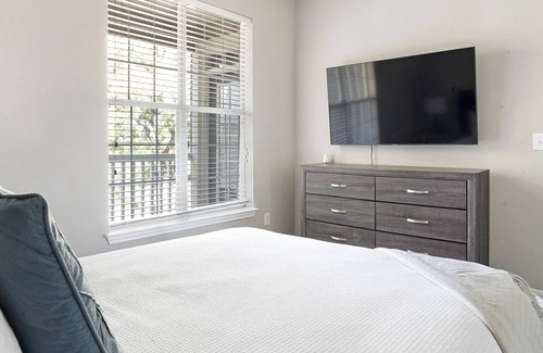 McNeil Apartment | Modern Apartment in Prime Location (ID2860X1)