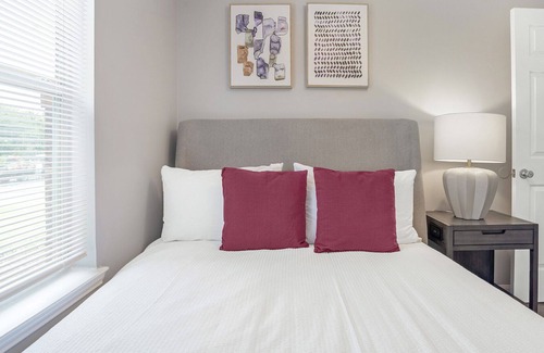 Dallas Apartment | Modern Apartment in Prime Location (ID1201X619)