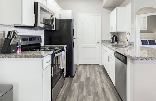Cortaro Apartment | Modern Apartment in Prime Location (ID7329X53)