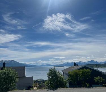 Tromso Apartment | Modern Apartment in Scenic Kvaløya Amazing view