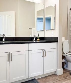 La Brea Hotel | Modern Apartment in Trendy Area