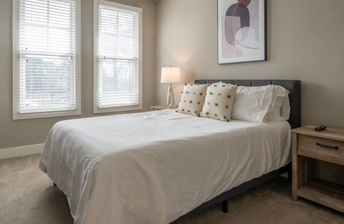West Ashley Apartment | Modern Apartment in Prime Location (ID8477X75)