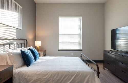 Keller Apartment | Modern Apartment in Prime Location (ID2092X33)