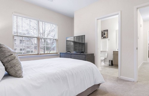 Greensboro Apartment | Modern Apartment in Prime Location (ID9150X02)