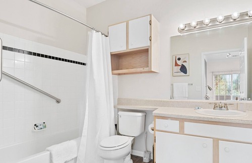 Jamestown Apartment | Modern Apartment in Prime Location (ID8541X05)