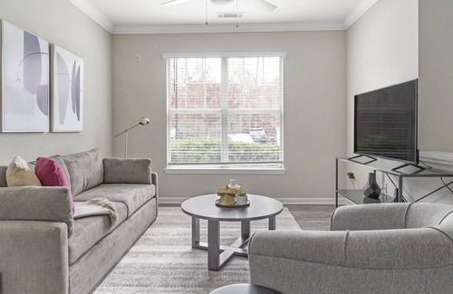 Raleigh Apartment | Modern Apartment in Prime Location (ID1210X206)
