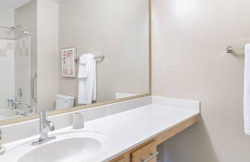 Canada Hills Golf Course Apartment | Modern Apartment in Prime Location (ID7769X09)