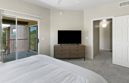 Canada Hills Golf Course Apartment | Modern Apartment in Prime Location (ID2518X98)
