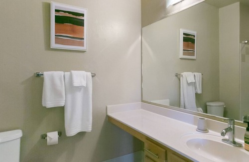 Canada Hills Golf Course Apartment | Modern Apartment in Prime Location (ID7810X66)