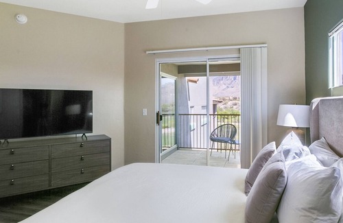 Canada Hills Golf Course Apartment | Modern Apartment in Prime Location (ID7810X66)