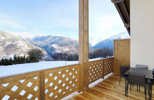 Le Praz Apartment | Modern Apartment Near Slopes with Parking in Courchevel Le Praz