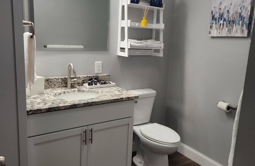 Iola Apartment | Modern Apartment on the Square “Gold”