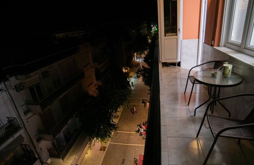 Edessa Apartment | Modern apartment overlooking downtown