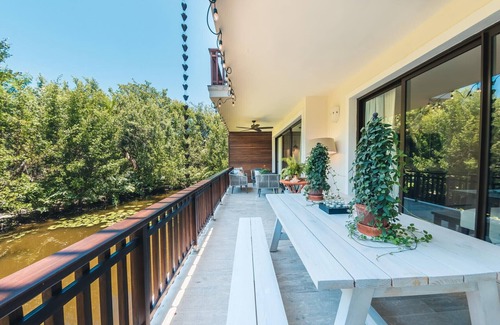 Puerto Bahia Apartment | Modern apartment with lake view in El Portillo QB