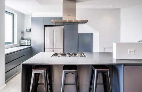 Three Anchor Bay Apartment | Modern Apartment w Rooftop Deck and Jacuzzi Penthouse on S